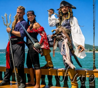 Ingresso Barco Pirata em Balne�rio Cambori� Passeio de Escuna